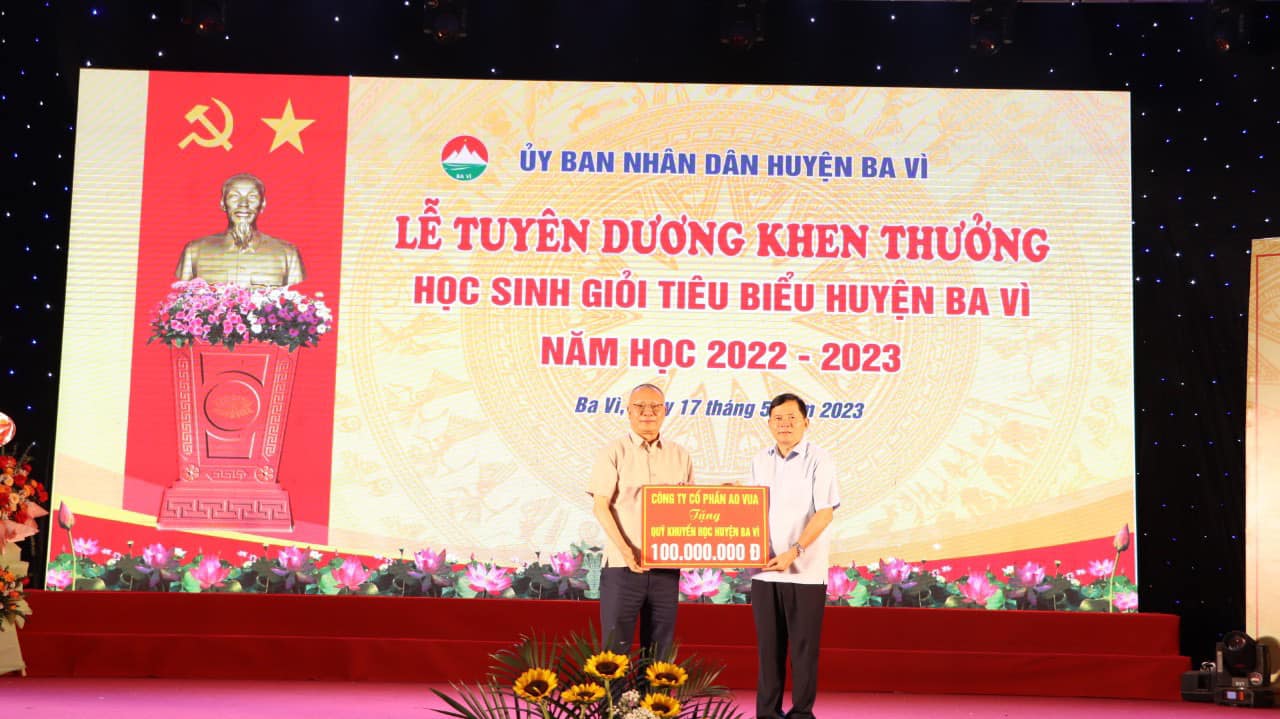 Trao tặng quỹ khuyến học huyện Ba Vì