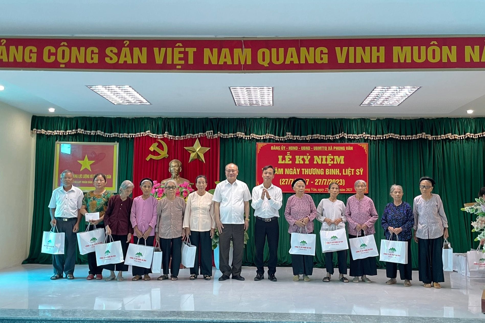 Tặng quà 27/7 tại xã Phong Vân